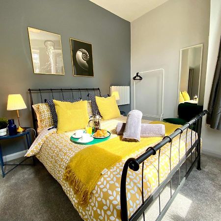 Trendy Stylish Apartment! - 5 Minute Walk To The Best Beach! - Great Location - Parking - Fast Wifi - Smart Tv - Newly Decorated - Sleeps Up To 6! Close To Bournemouth & Poole Town Centre & Sandbanks Kültér fotó