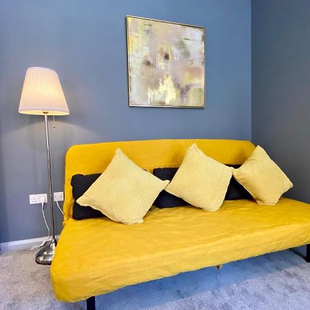 Trendy Stylish Apartment! - 5 Minute Walk To The Best Beach! - Great Location - Parking - Fast Wifi - Smart Tv - Newly Decorated - Sleeps Up To 6! Close To Bournemouth & Poole Town Centre & Sandbanks Kültér fotó