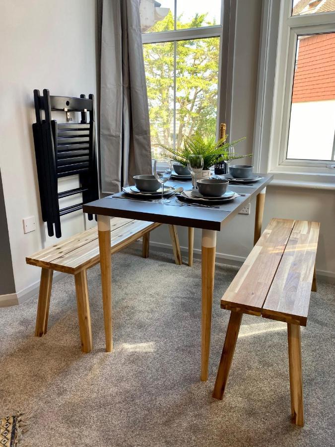 Trendy Stylish Apartment! - 5 Minute Walk To The Best Beach! - Great Location - Parking - Fast Wifi - Smart Tv - Newly Decorated - Sleeps Up To 6! Close To Bournemouth & Poole Town Centre & Sandbanks Kültér fotó