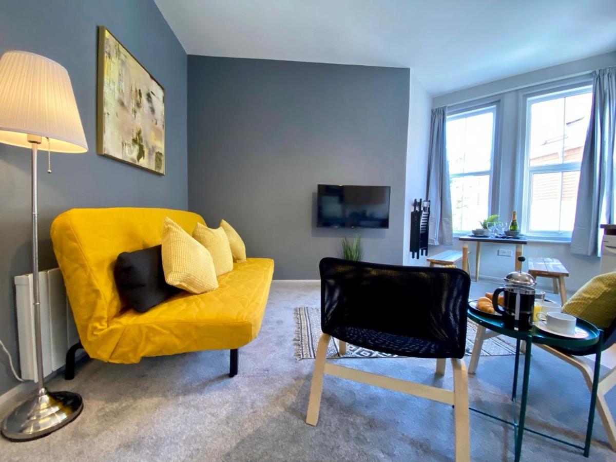 Trendy Stylish Apartment! - 5 Minute Walk To The Best Beach! - Great Location - Parking - Fast Wifi - Smart Tv - Newly Decorated - Sleeps Up To 6! Close To Bournemouth & Poole Town Centre & Sandbanks Kültér fotó