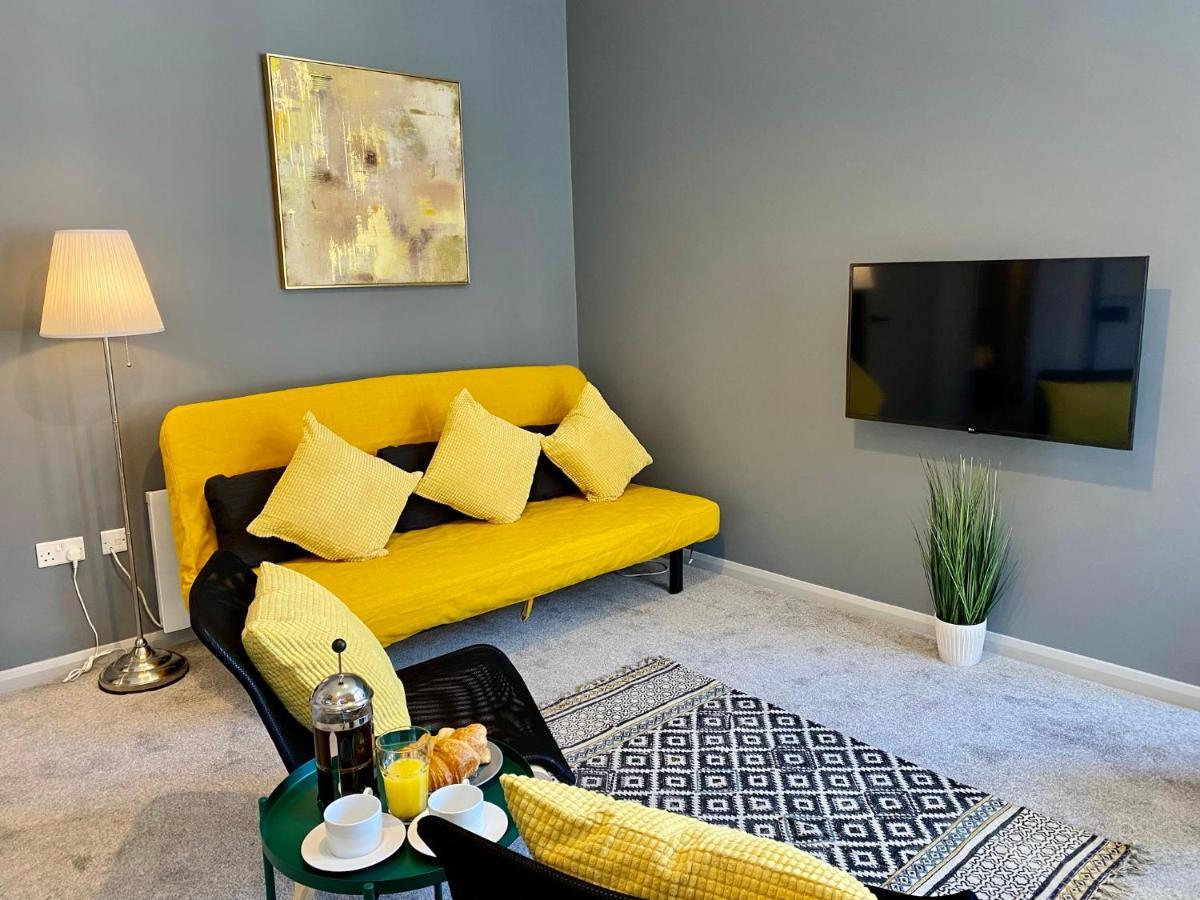 Trendy Stylish Apartment! - 5 Minute Walk To The Best Beach! - Great Location - Parking - Fast Wifi - Smart Tv - Newly Decorated - Sleeps Up To 6! Close To Bournemouth & Poole Town Centre & Sandbanks Kültér fotó