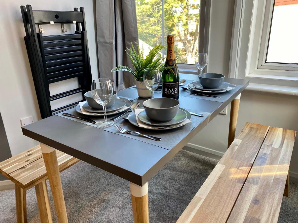 Trendy Stylish Apartment! - 5 Minute Walk To The Best Beach! - Great Location - Parking - Fast Wifi - Smart Tv - Newly Decorated - Sleeps Up To 6! Close To Bournemouth & Poole Town Centre & Sandbanks Kültér fotó