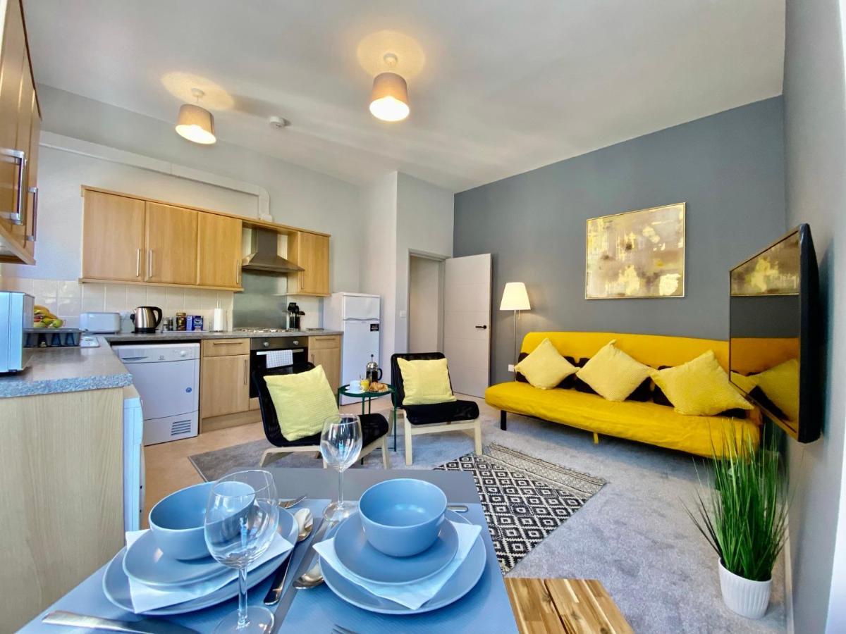 Trendy Stylish Apartment! - 5 Minute Walk To The Best Beach! - Great Location - Parking - Fast Wifi - Smart Tv - Newly Decorated - Sleeps Up To 6! Close To Bournemouth & Poole Town Centre & Sandbanks Kültér fotó