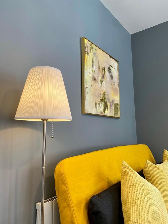 Trendy Stylish Apartment! - 5 Minute Walk To The Best Beach! - Great Location - Parking - Fast Wifi - Smart Tv - Newly Decorated - Sleeps Up To 6! Close To Bournemouth & Poole Town Centre & Sandbanks Kültér fotó