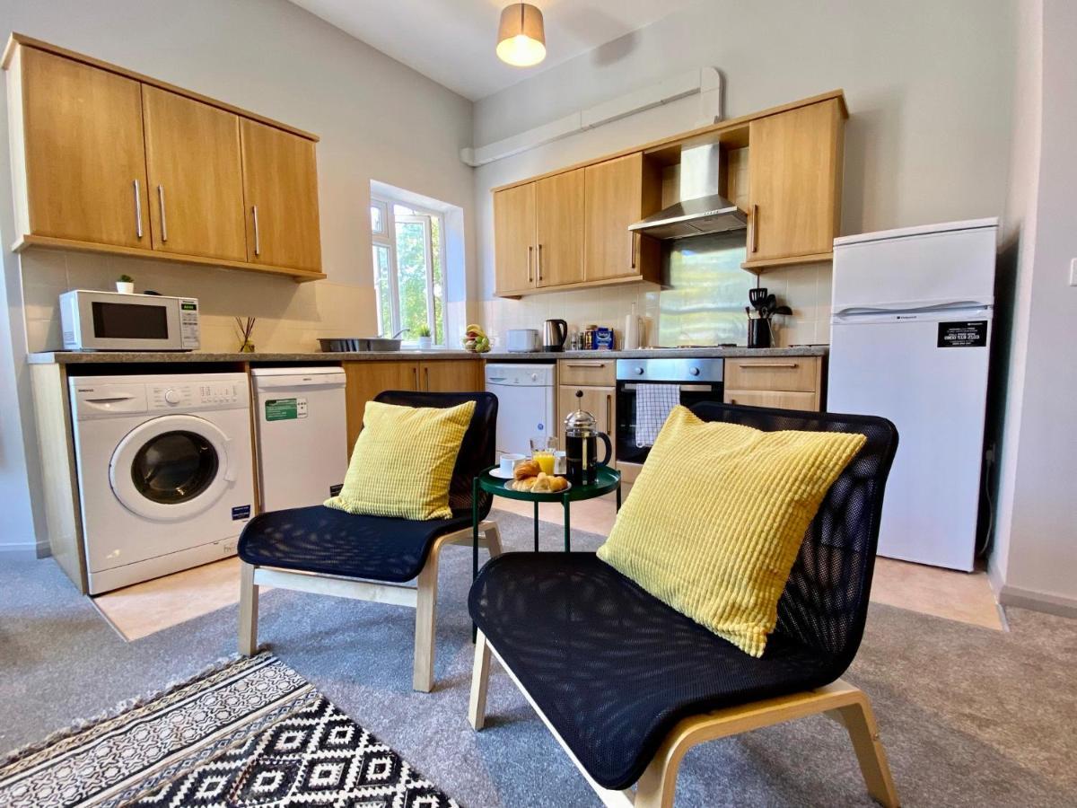 Trendy Stylish Apartment! - 5 Minute Walk To The Best Beach! - Great Location - Parking - Fast Wifi - Smart Tv - Newly Decorated - Sleeps Up To 6! Close To Bournemouth & Poole Town Centre & Sandbanks Kültér fotó
